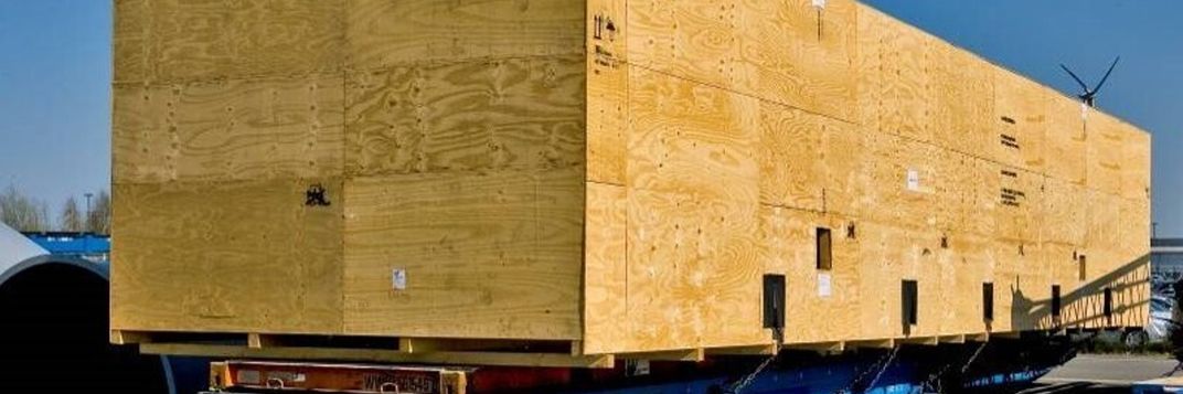 Big crate on 40ft rolltrailer Big crate on 40ft rolltrailer
