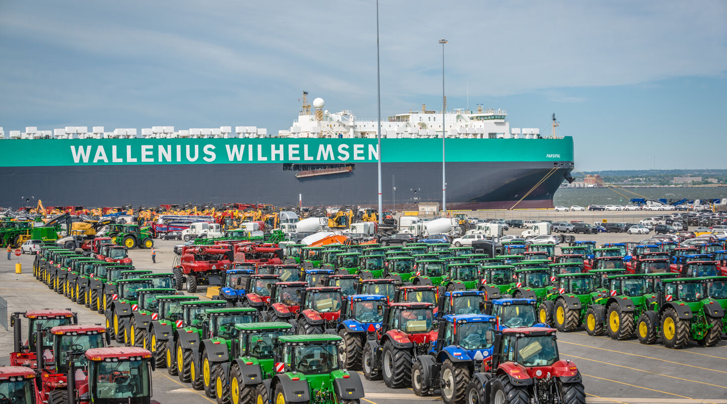 Equipment on the terminal in front of Wallenius Wilhelmsen vessel Equipment on the terminal in front of Wallenius Wilhelmsen vessel